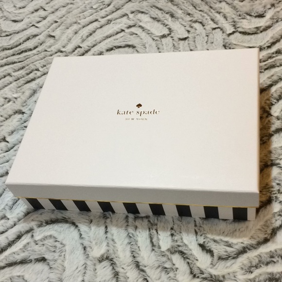 ♠️ Kate Spade “Bow” Beanie & Glove Set - Picture 4 of 5